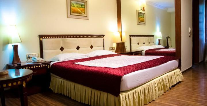 The Shelton Grand Hotel Bangalore Exterior foto