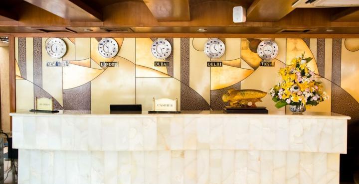 The Shelton Grand Hotel Bangalore Exterior foto