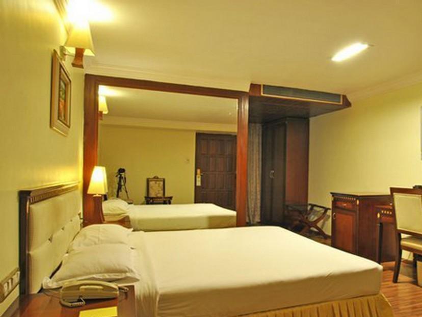 The Shelton Grand Hotel Bangalore Exterior foto