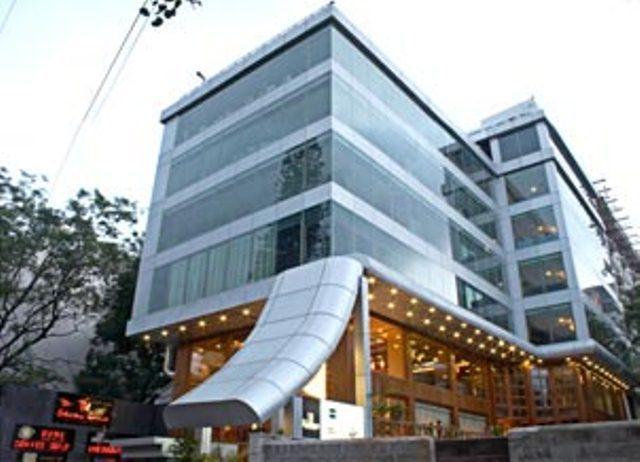 The Shelton Grand Hotel Bangalore Exterior foto